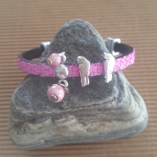 Bracelet pour enfant, en cuir paillettes, rose clair, passants perroquets en métal argenté zamak et perles roses pâless