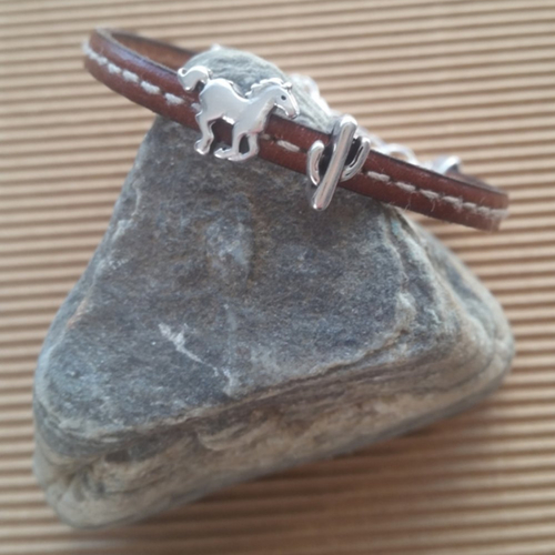 Bracelet pour enfant, en cuir cousu, marron foncé, passants cheval et cactus en métal argenté zamak