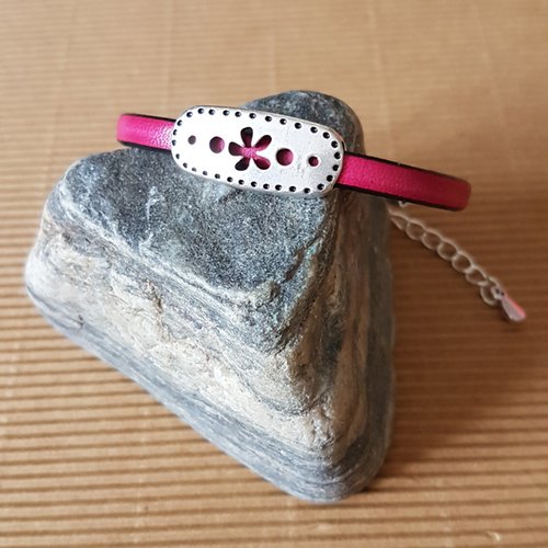 Bracelet pour femme, en cuir fuchsia, passant rectangle fleuri en métal zamak plaqué argent