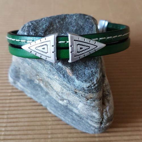 Bracelet pour femme, en cuir cousu et lisse, vert, passant pointes de flèches stylisées en métal zamak plaqué argent