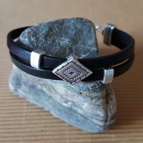 Bracelet pour femme, en cuir noir, passant losange stylisé en métal zamak, plaqué argent
