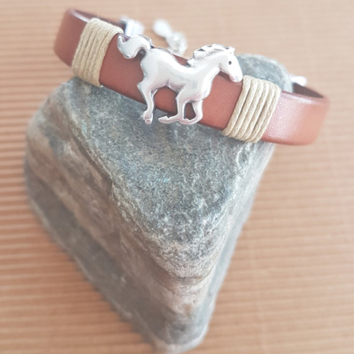 Bracelet cuir pour femme, marron, passant cheval au galop en métal zamak plaqué argent et coton ciré beige