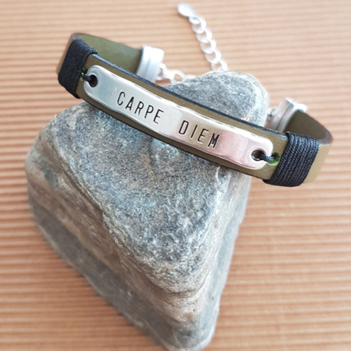 Bracelet cuir pour femme, kaki, plaque message "carpe diem" en métal zamak plaqué argent et coton ciré noir