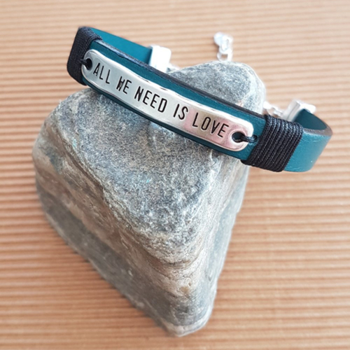 Bracelet cuir pour femme, turquoise foncé, plaque message "all we need is love" en métal zamak plaqué argent et coton ciré noir