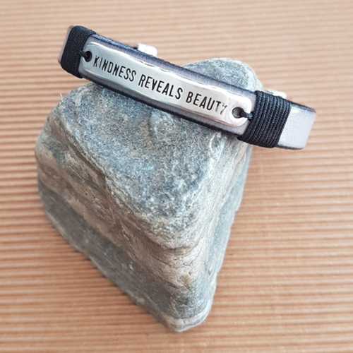Bracelet en cuir pour femme, taupe, plaque message "kindness reveals beauty" en métal zamak plaqué argent et coton ciré noir
