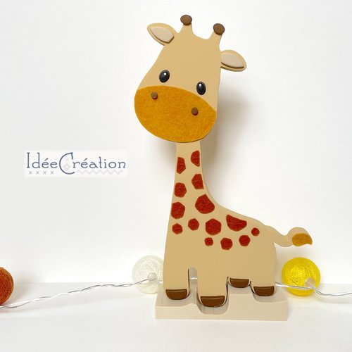 Girafe en bois peint et feutrine, pour une déco de chambre d'enfant