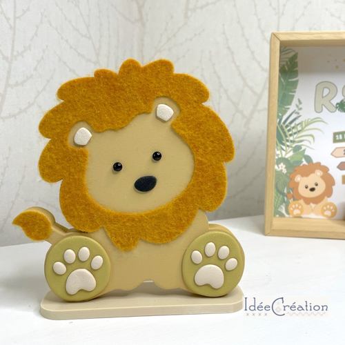 Lion en bois peint et feutrine, pour une déco de chambre d'enfant