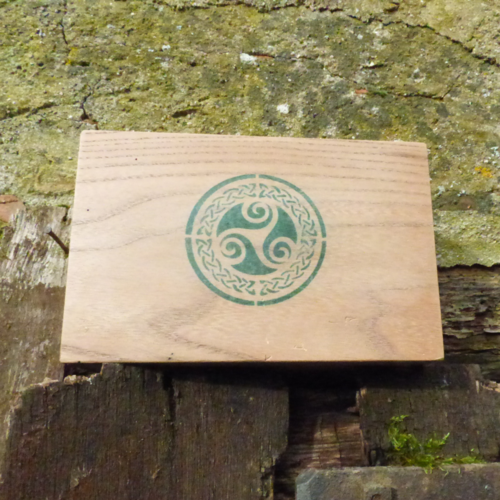 Boîte artisanale en bois massif avec motif triskel – fait main par une ébéniste