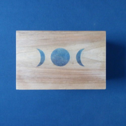 Boîte artisanale en bois massif avec motif triple lune – fait main par une ébéniste