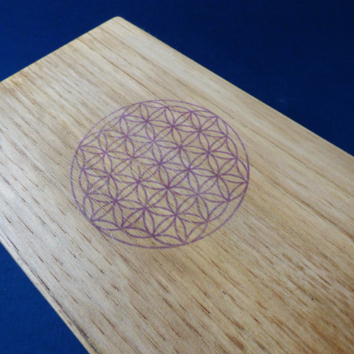 Boîte artisanale en bois avec motif fleur de vie personnalisable – fait main par une ébéniste