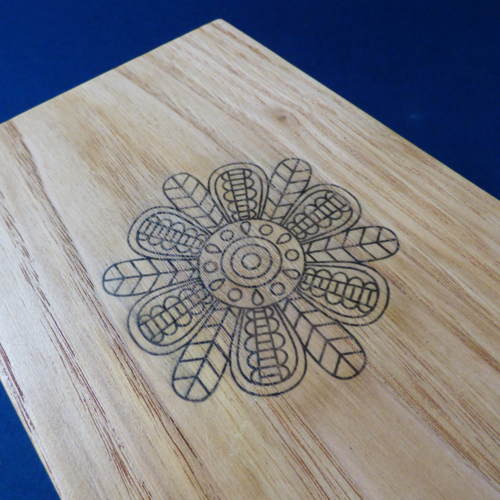 Boîte artisanale en bois de châtaignier avec motif mandala – fait main par une ébéniste.