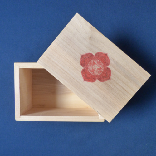 Boîte artisanale en bois d’érable avec le motif chakra racine – fait main par une ébéniste