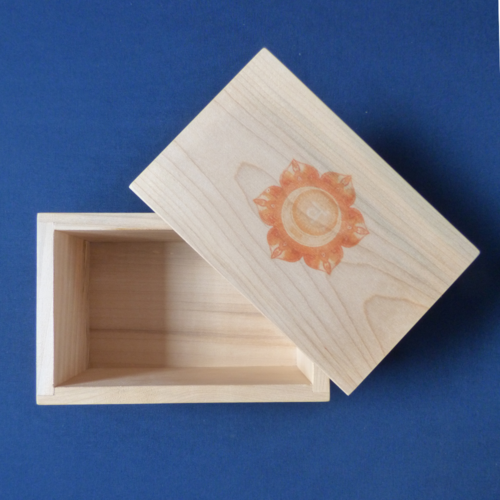 Boîte artisanale en bois d’érable avec le motif du chakra sacré – fait main par une ébéniste