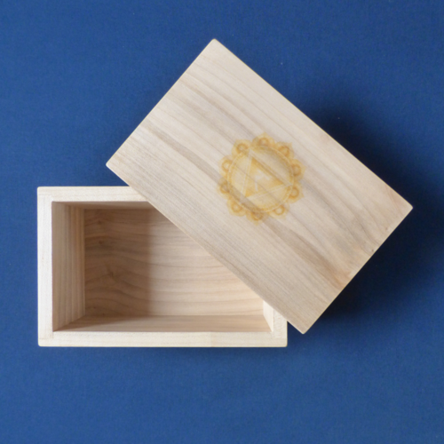 Boîte artisanale en bois d’érable avec le motif chakra du plexus solaire – fait main par une ébéniste