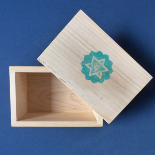Boîte artisanale en bois d’érable avec le motif du chakra cœur – fait main par une ébéniste