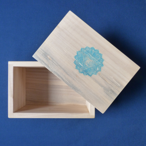 Boîte artisanale en bois d’érable avec le motif du chakra de la gorge – fait main par une ébéniste.