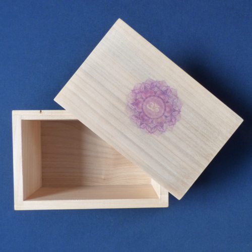 Boîte artisanale en bois d’érable avec le motif du chakra du troisième œil – fait main par une ébéniste.