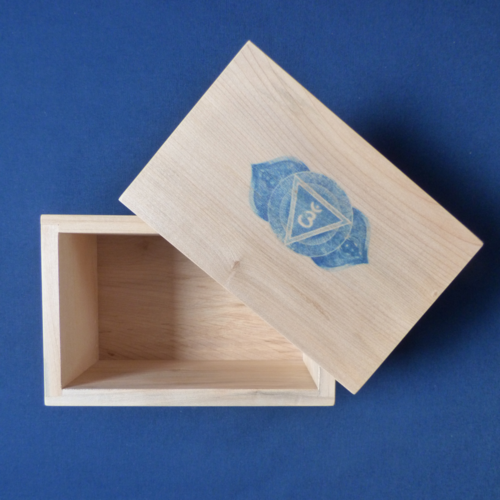 Boîte artisanale en bois d’érable avec motif du chakra coronal – fait main par une ébéniste.