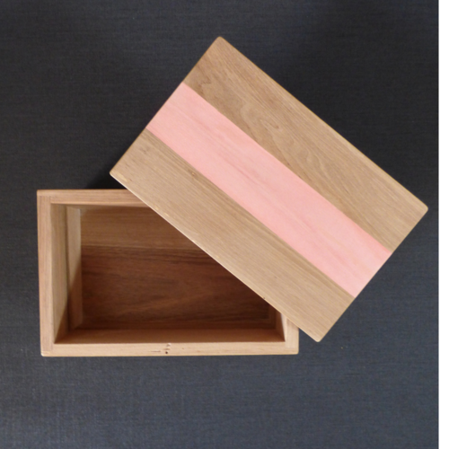 Boîte en bois de noyer avec incrustation de bois teinté rose – fabrication artisanale