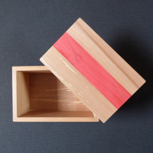Boîte en bois d’alisier avec incrustation de bois teinté rouge – fabrication artisanale