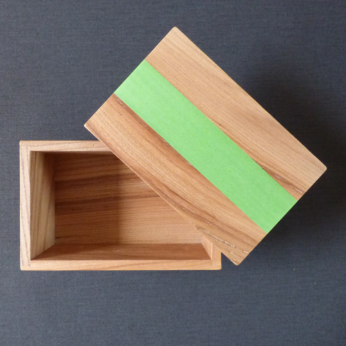 Boîte en bois d’orme avec incrustation de bois teinté vert – fabrication artisanale