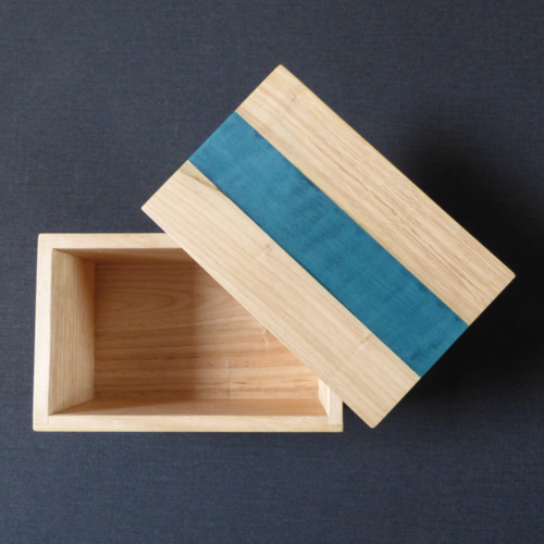 Boîte en bois de châtaignier avec incrustation en bois teinté bleu – fabrication artisanale