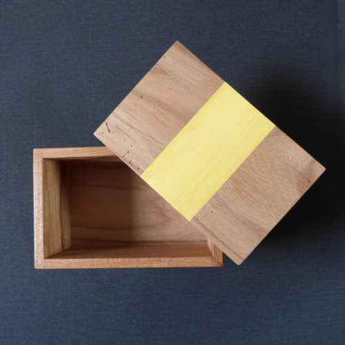 Boîte artisanale en bois d’orme avec incrustation de bois jaune pâle – fabrication par une ébéniste