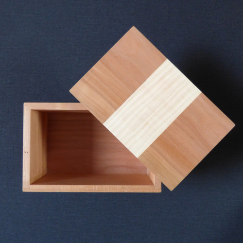 Boîte artisanale en bois de merisier avec incrustation en bois clair – fabrication par une ébéniste