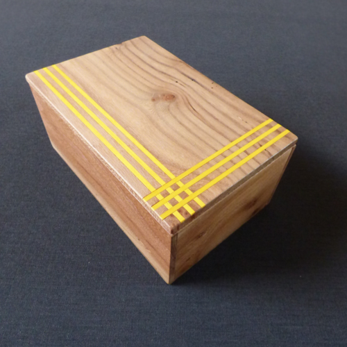 Boîte en bois d’orme avec incrustation de lignes jaunes – fabrication artisanale