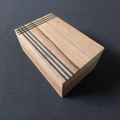 Boîte en bois de noyer avec incrustation de lignes noires – fabrication artisanale