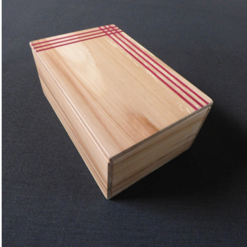 Boîte en bois d’alisier avec incrustation de lignes rouges – fabrication artisanale