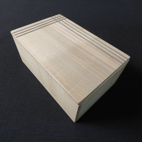 Boîte en bois d’érable avec incrustation de lignes grises – fabrication artisanale