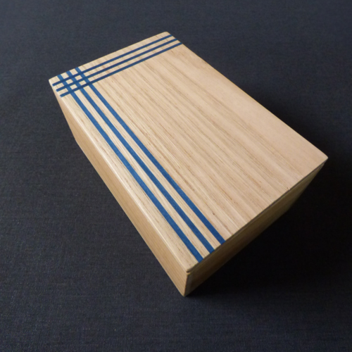 Boîte en bois de châtaignier avec incrustation de lignes bleues – fabrication artisanale