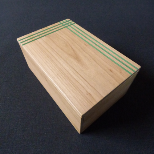 Boîte en bois de merisier avec incrustation de lignes vertes – fabrication artisanale