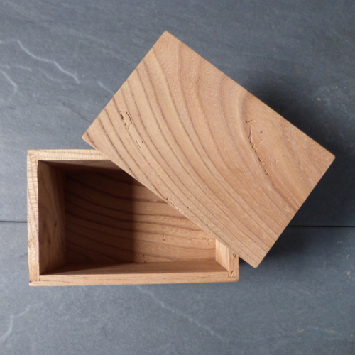 Boîte artisanale en bois d’orme – modèle nano – fait main