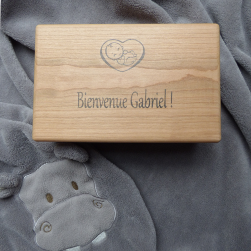 Boîte de naissance personnalisée en bois massif – ébénisterie artisanale