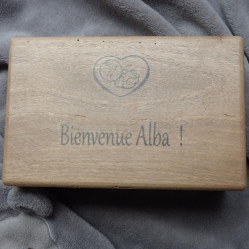 Boîte de naissance personnalisée en bois massif – ébénisterie artisanale