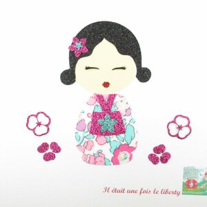 motif thermocollant poupée japonaise en tissu coloris rouge