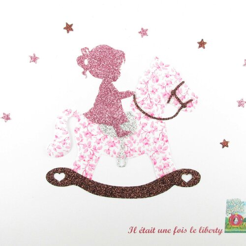 Appliqués thermocollants petite fille sur son cheval à bascule en tissu liberty mickaël rose et flex pailleté motifs thermocollants bébé