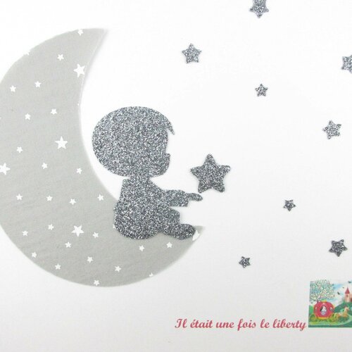 Appliqués thermocollants petit garçon sur une lune  et étoiles en tissu gris clair, flex pailleté, patch à repasser, carnet de santé
