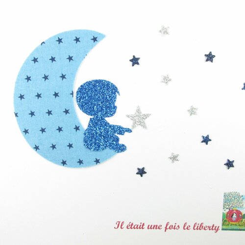 Appliqués thermocollants petit garçon sur une lune en tissu liberty bleu ciel étoilé et flex pailleté - carnet de santé