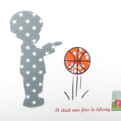 Appliqués thermocollants petit garçon et ballon de basket en liberty capel orange et tissu étoilé gris patch à repasser écusson motif garçon