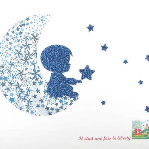 Appliqués thermocollants petit garçon sur une lune et étoiles format carnet de santé, tissu liberty adelajda bleu,flex pailleté