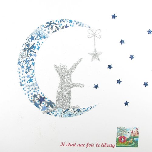Appliqués thermocollants chat sur une lune qui essaie d'attraper une étoile en tissu liberty adelajda bleu et flex pailleté