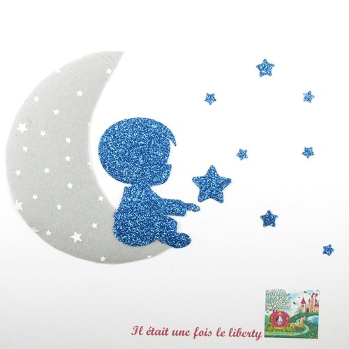 Appliqués thermocollants petit garçon sur lune et étoiles en tissu gris clair flex pailleté bleu.