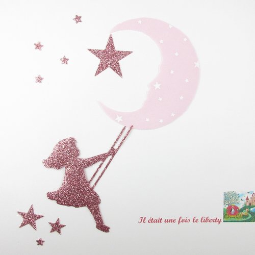 Appliqués thermocollants petite fille sur une balançoire sur une lune en tissu rose étoilé et flex pailleté