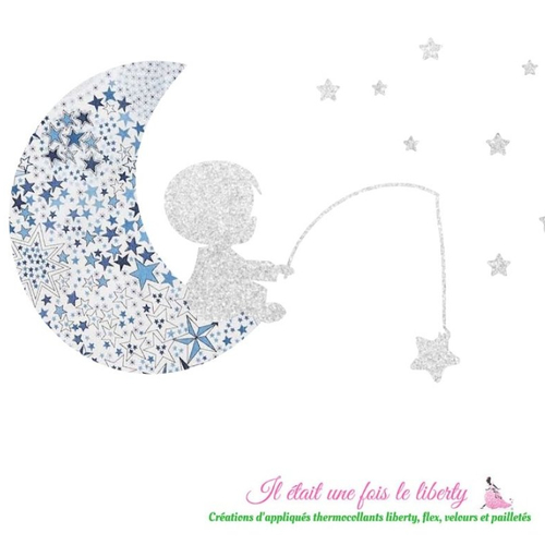Appliqué thermocollant petit garçon sur une lune qui pêche des étoiles tissu liberty adelajda bleu