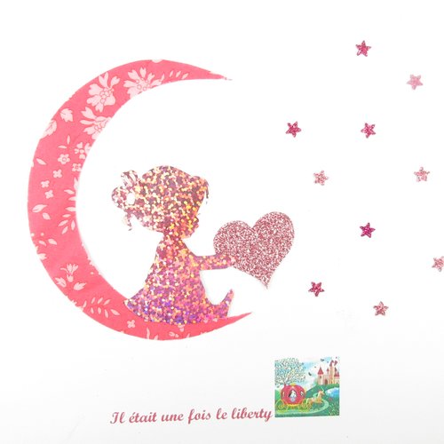 Appliqués thermocollants petite fille sur une lune qui tient un coeur en tissu liberty cpapel corail, flex pailletés et hologramme rose