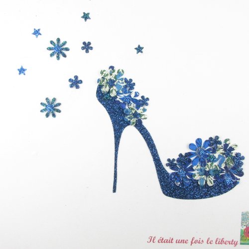 Appliqués thermocollants liberty chaussure à fleurs réailtisée en tissu liberty bleu, flex pailleté
