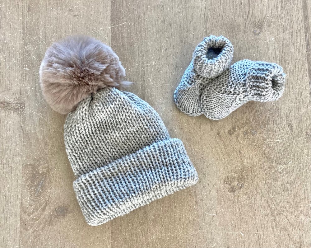 Ensemble Bonnet Pompon Fausse Fourrure Et Chaussons Bebe 0 3 Mois Un Grand Marche